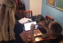 Operação da Polícia Federal para combater pornografia infantil cumpre mandados no RN Agentes analisam computador durante 5ª fase da operação Luz na Infância — Foto: Polícia Federal/Divulgação