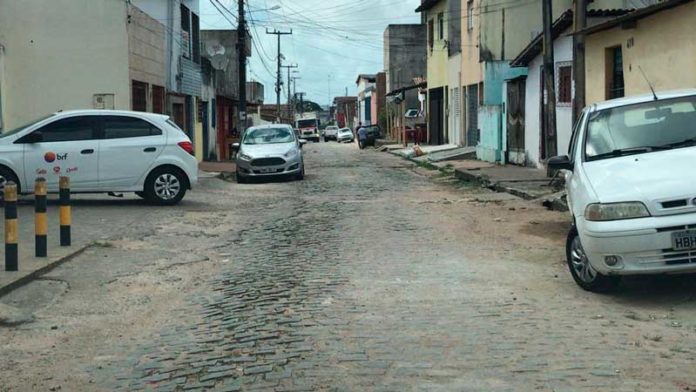 Homem foi abordado por assaltantes na rua da casa em que mora, na Zona Norte de Natal — Foto: Kleber Teixeira/Inter TV Cabugi