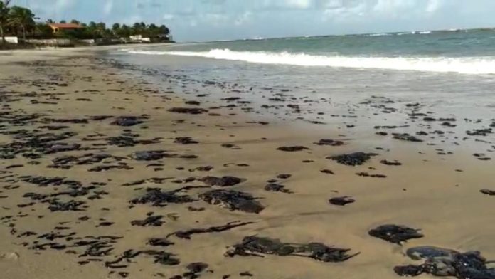 Manchas escuras também foram vistas na praia de Camurupim, no RN — Foto: Redes Sociais
