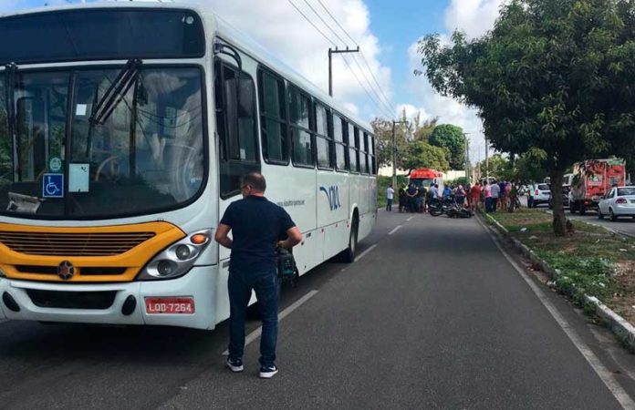 Acidente aconteceu nesta tarde com ônibus e moto na avenida Ayrton Senna, em Natal — Foto: Heloísa Guimarães/Inter TV Cabugi