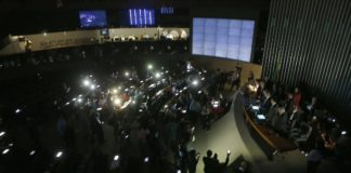 Governo avalia aumentar fundo eleitoral de R$ 1,8 bilhão para R$ 3,7 bilhões Plenário da Câmara dos Deputados fica às escuras com a falta de luz no prédio principal Foto: Jorge William / Agência O Globo