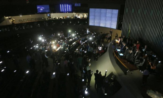 Plenário da Câmara dos Deputados fica às escuras com a falta de luz no prédio principal Foto: Jorge William / Agência O Globo