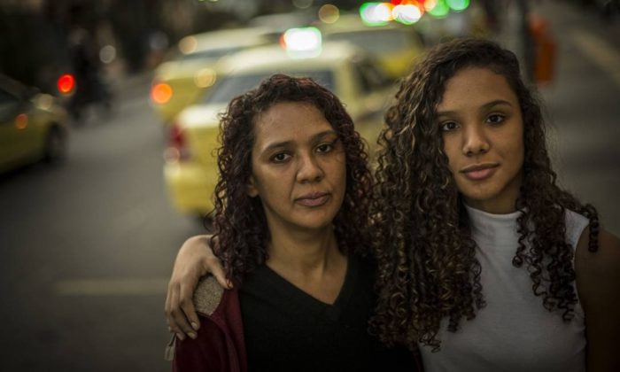 A diarista Rita Barros não conta com nenhuma ajuda do governo para criar a filha, Beatriz, de 13 anos. É o público que o governo mira com a reformulação de programas sociais Foto: Guito Moreto / Guito Moreto