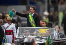 Globo demite o funcionário que ofendeu o menino que acompanhava Bolsonaro Presidente Jair Bolsonaro participa do desfile de 7 de Setembro, em Brasilia Foto: Daniel Marenco / Agência O Globo