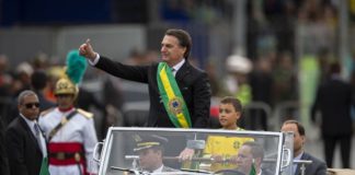 Globo demite o funcionário que ofendeu o menino que acompanhava Bolsonaro Presidente Jair Bolsonaro participa do desfile de 7 de Setembro, em Brasilia Foto: Daniel Marenco / Agência O Globo