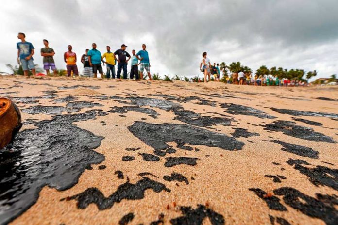 Manchas de óleo em Japaratinga, AL — Foto: Felipe Brasil