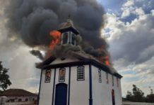 Incêndio de grandes proporções destrói igreja em Diamantina; veja vídeo