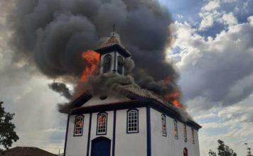 Incêndio de grandes proporções destrói igreja em Diamantina; veja vídeo
