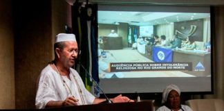 Intolerância Religiosa: Sacerdote de Terreiro em Ceará-Mirim faz denúncia na Assembleia Legislativa Sacerdotes Baba Melk Zedec de Xangô (esq.) e Mãe Lúcia de Nanã (dir.) relataram violências religiosas durante audiência / Kennet Anderson
