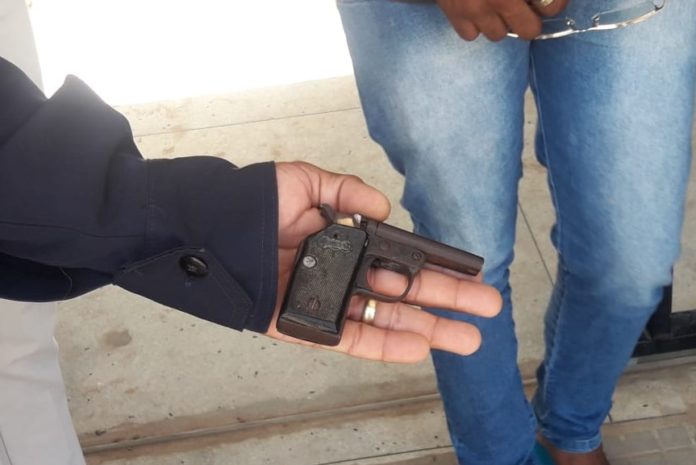 Arma foi encontrada com estudante | Foto: Divulgação