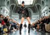 Modelo com andar excêntrico vira protagonista do PFW. Veja vídeo