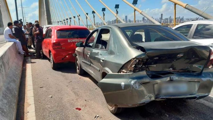 Acidente envolve oito veículos na Ponte Newton Navarro, em Natal — Foto: Sérgio Henrique Santos/Inter TV Cabugi