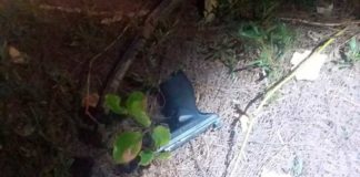 Homem é morto a tiros na Via Costeira em Natal Arma de fogo foi encontrada perto do corpo de um homem vítima de homicídio na Via Costeira, em Natal. — Foto: Redes sociais