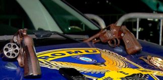 Idoso de 100 anos fica sob mira de armas e passa mal após assalto na Zona Leste de Natal Armas apreendidas com suspeitos de assalto a idoso de 100 anos em Natal — Foto: Reprodução/Inter TV Cabugi