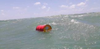 Marinha encontra ‘tambor de óleo’ fechado boiando na costa do Rio Grande do Norte Barril fechado e com líquido dentro foi encontrado pela Marinha no litoral potiguar — Foto: Divulgação/Marinha do Brasil