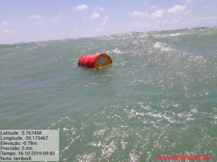 Barril fechado e com líquido dentro foi encontrado pela Marinha no litoral potiguar — Foto: Divulgação/Marinha do Brasil