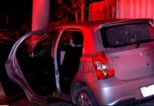 Durante perseguição, assaltantes batem carro roubado em poste e muro de casa na Grande Natal; um fica ferido Após perseguição policial, assaltantes bateram carro roubado em poste e muro de casa. — Foto: Reprodução/Inter TV Cabugi
