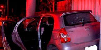 Durante perseguição, assaltantes batem carro roubado em poste e muro de casa na Grande Natal; um fica ferido Após perseguição policial, assaltantes bateram carro roubado em poste e muro de casa. — Foto: Reprodução/Inter TV Cabugi