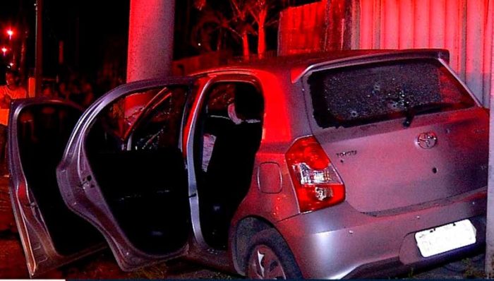 Após perseguição policial, assaltantes bateram carro roubado em poste e muro de casa. — Foto: Reprodução/Inter TV Cabugi