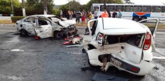 Veículo pega fogo após acidente com outros 5 carros na Avenida Roberto Freire, em Natal Carro pega fogo em acidente na Roberto Freire, em Natal — Foto: Sérgio Henrique Santos/Inter TV Cabugi