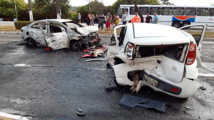 Carro pega fogo em acidente na Roberto Freire, em Natal — Foto: Sérgio Henrique Santos/Inter TV Cabugi