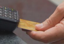 Fiscalizações apreendem 116 máquinas de cartão usadas de forma irregular em bares e restaurantes de Natal Máquinas precisam ser registradas com o CNPJ do estabelecimento — Foto: TV Globo/Reprodução