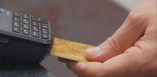 Fiscalizações apreendem 116 máquinas de cartão usadas de forma irregular em bares e restaurantes de Natal Máquinas precisam ser registradas com o CNPJ do estabelecimento — Foto: TV Globo/Reprodução