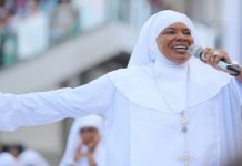 Santa Dulce: fiéis lotam Arena Fonte Nova na 1ª missa para Irmã Dulce A cantora Margareth Menezes se apresentou na cerimônia vestida de freira: "fiz com muito orgulho", disse (Foto: Mateus Pereira/Govba)