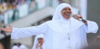 Santa Dulce: fiéis lotam Arena Fonte Nova na 1ª missa para Irmã Dulce A cantora Margareth Menezes se apresentou na cerimônia vestida de freira: "fiz com muito orgulho", disse (Foto: Mateus Pereira/Govba)