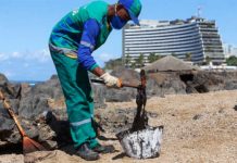 Descoberto provável local de origem do óleo que invadiu praias do Nordeste Agente de limpeza recolhe material na praia de Ondina, em Salvador, nesta quinta (Foto: Marina Silva/CORREIO)