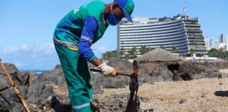 Descoberto provável local de origem do óleo que invadiu praias do Nordeste Agente de limpeza recolhe material na praia de Ondina, em Salvador, nesta quinta (Foto: Marina Silva/CORREIO)