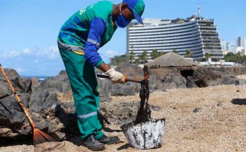 Descoberto provável local de origem do óleo que invadiu praias do Nordeste Agente de limpeza recolhe material na praia de Ondina, em Salvador, nesta quinta (Foto: Marina Silva/CORREIO)