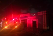 Bombeiros controlam incêndio em empresa que trabalha com cilindros de gás em Natal Incêndio aconteceu na noite desta sexta-feira em Natal — Foto: CBM