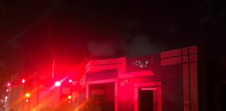 Bombeiros controlam incêndio em empresa que trabalha com cilindros de gás em Natal Incêndio aconteceu na noite desta sexta-feira em Natal — Foto: CBM