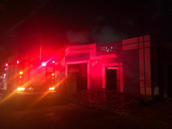 Incêndio aconteceu na noite desta sexta-feira em Natal — Foto: CBM