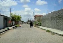 PM confunde atores com bandidos e rende jovens durante peça de teatro a céu aberto na Grande Natal; veja vídeo PM confunde atores com bandidos e rende jovens durante peça de teatro a céu aberto na Grande Natal — Foto: Reprodução/Inter TV Cabugi