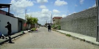 PM confunde atores com bandidos e rende jovens durante peça de teatro a céu aberto na Grande Natal; veja vídeo PM confunde atores com bandidos e rende jovens durante peça de teatro a céu aberto na Grande Natal — Foto: Reprodução/Inter TV Cabugi