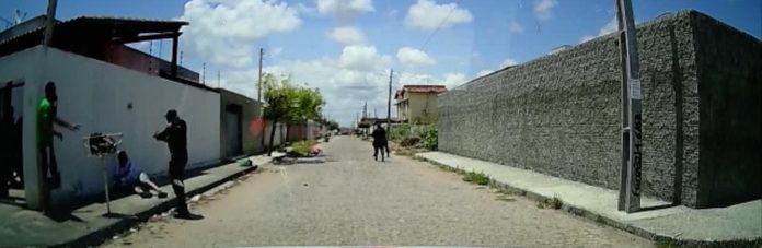 PM confunde atores com bandidos e rende jovens durante peça de teatro a céu aberto na Grande Natal — Foto: Reprodução/Inter TV Cabugi