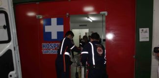 Jovem é assassinado com três tiros na cabeça em Mossoró Após sofrer três tiros na cabeça, homem ainda foi socorrido ao Hospital Tarcísio Maia, mas não resistiu aos ferimentos e morreu. — Foto: Marcelino Neto/O Câmera