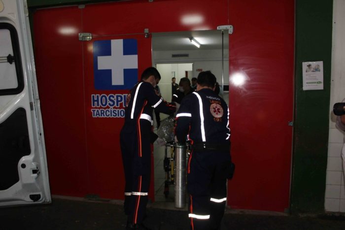 Após sofrer três tiros na cabeça, homem ainda foi socorrido ao Hospital Tarcísio Maia, mas não resistiu aos ferimentos e morreu. — Foto: Marcelino Neto/O Câmera