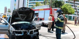 Carro pega fogo na Avenida Roberto Freire, na Zona Sul de Natal Corpo de Bombeiros controlou incêndio em carro durante a manhã desta terça-feira (15), em Natal. — Foto: Corpo de Bombeiros/Divulgação