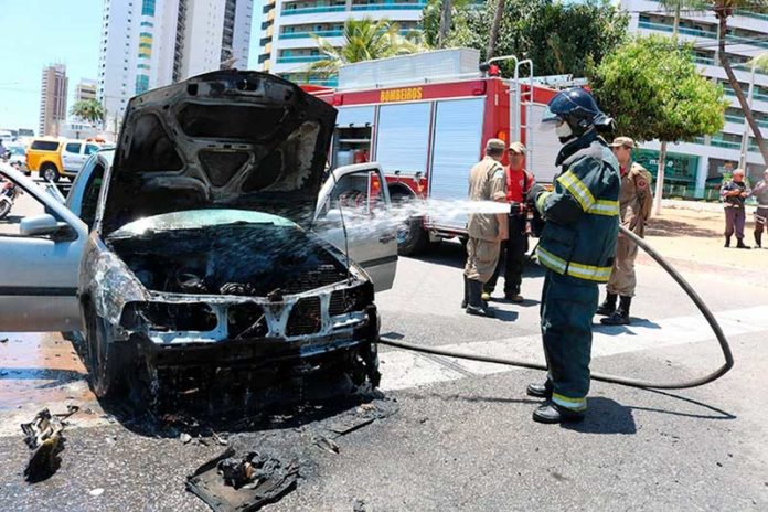 Corpo de Bombeiros controlou incêndio em carro durante a manhã desta terça-feira (15), em Natal. — Foto: Corpo de Bombeiros/Divulgação