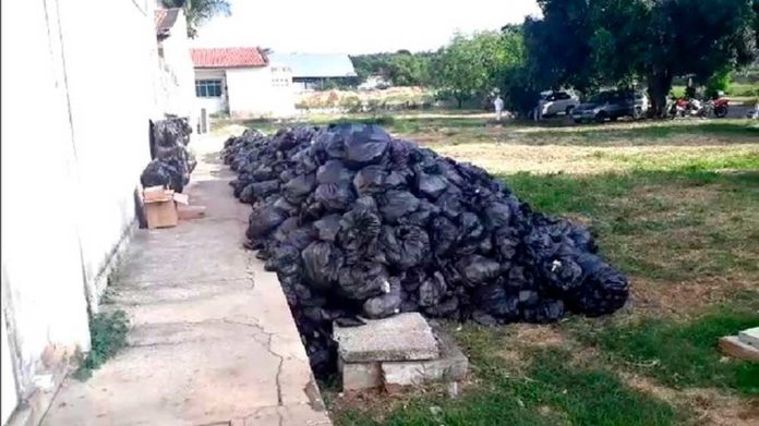 Lixo hospitalar acumulado no Hospital Santa Catarina, na Zona Norte de Natal — Foto: Reprodução