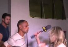 (VÍDEO) Suspeito de matar jovem cospe em repórter, que reage; assista