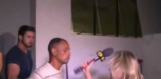 (VÍDEO) Suspeito de matar jovem cospe em repórter, que reage; assista
