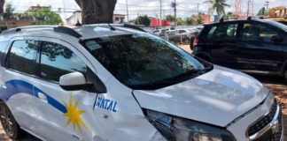 Trio é preso após assaltos e perseguição policial na Zona Sul de Natal Táxi foi roubado por trio na Zona Sul de Natal, na noite desta quarta-feira (23) — Foto: Kleber Teixeira/Inter TV Cabugi