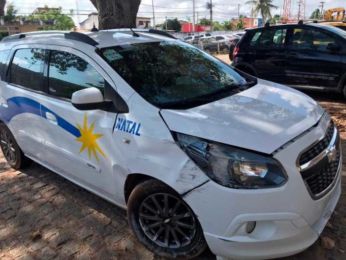 Táxi foi roubado por trio na Zona Sul de Natal, na noite desta quarta-feira (23) — Foto: Kleber Teixeira/Inter TV Cabugi