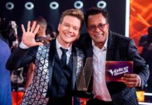 Tony Gordon vibra ao ganhar o ‘The Voice Brasil’: ‘Não estou sozinho’ Tony Gordon posa com o troféu de campeão do The Voice Brasil com o técnico Michel Teló — Foto: Artur Meninea / Gshow