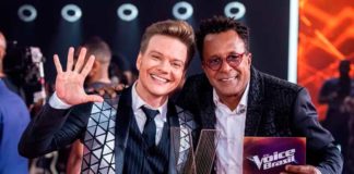 Tony Gordon vibra ao ganhar o ‘The Voice Brasil’: ‘Não estou sozinho’ Tony Gordon posa com o troféu de campeão do The Voice Brasil com o técnico Michel Teló — Foto: Artur Meninea / Gshow