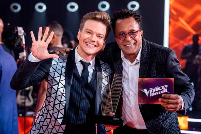 Tony Gordon posa com o troféu de campeão do The Voice Brasil com o técnico Michel Teló — Foto: Artur Meninea / Gshow